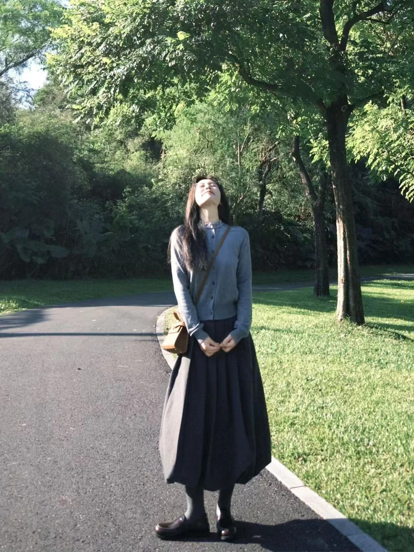 2025秋季新款灰色圆领长袖针织开衫女慵懒风毛衣外套上衣半身裙