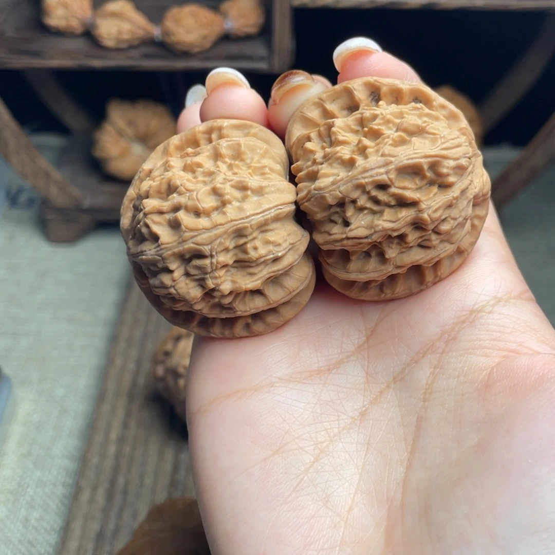 文玩核桃吊坠白狮子42 全品白茬精配