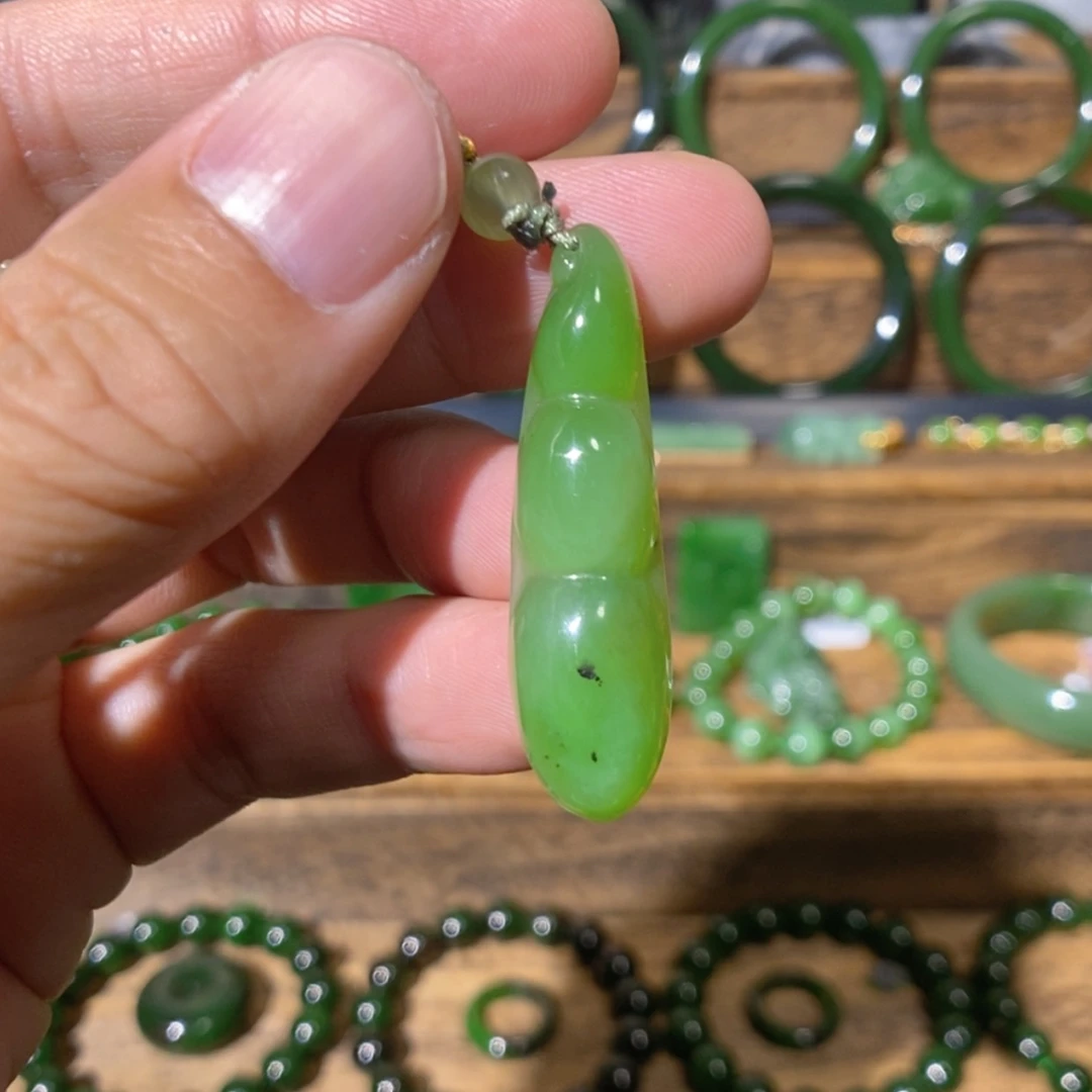 【闪购商品】吊坠(不含链)未镶嵌和田玉乌兰海碧玉福豆