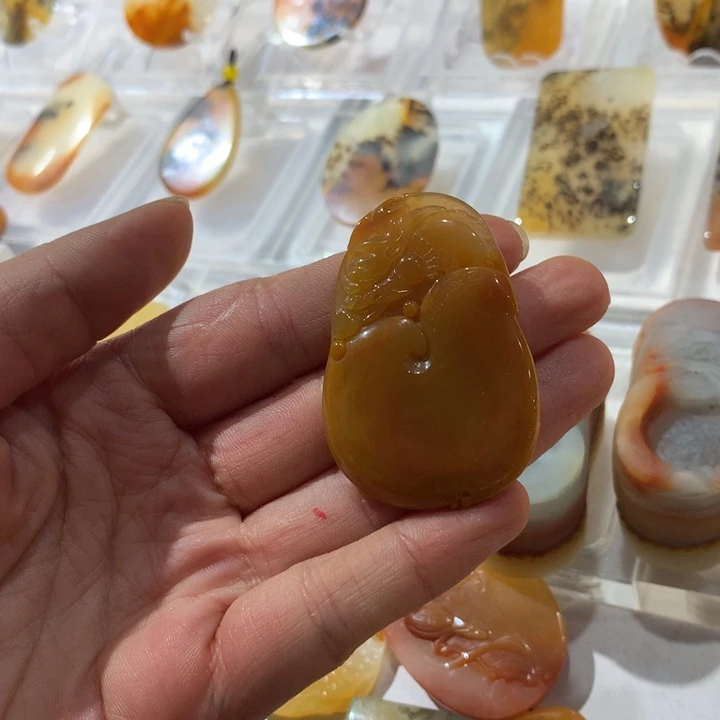 未镶嵌石英质玉（黄龙玉）颈饰