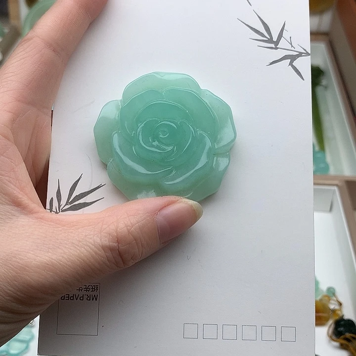 岫玉未镶嵌颈饰玫瑰花