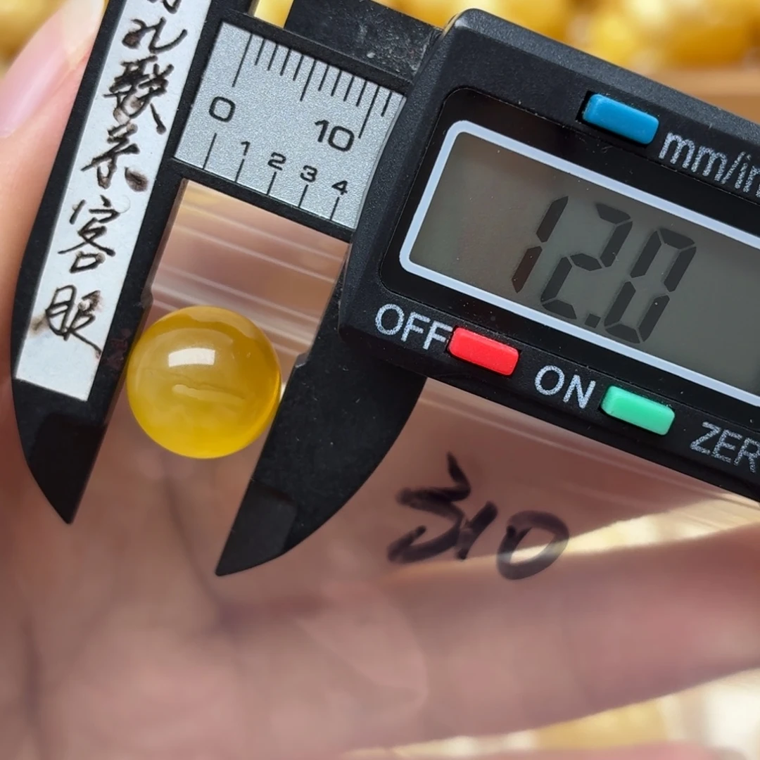 张***乖裸石蜜蜡未镶嵌蜜蜡