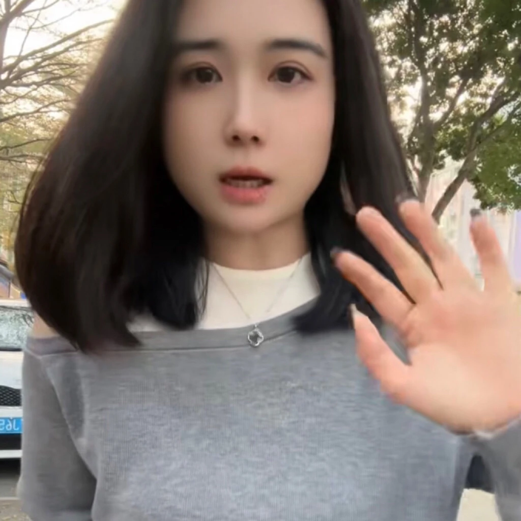 小时候女装店主播同款四叶草925银链点这里  上衣
