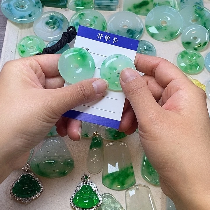 老***A翡翠未镶嵌颈饰平安扣