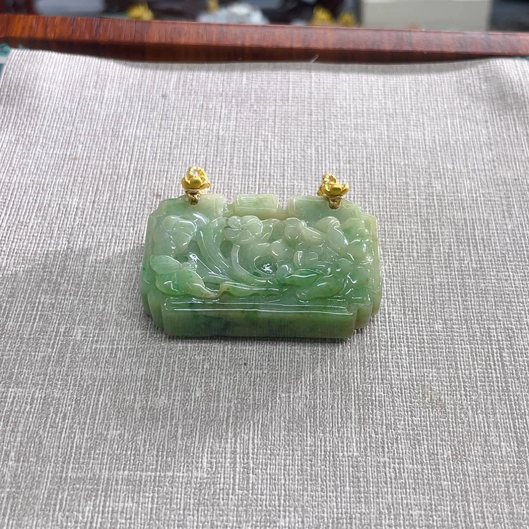 彩***姐翡翠未镶嵌颈饰翡翠包锁