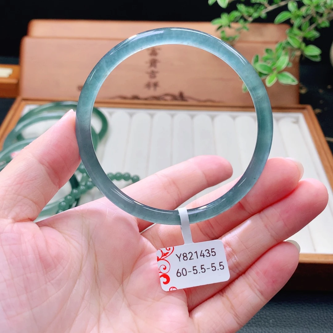 翡翠未镶嵌手镯（圆镯）