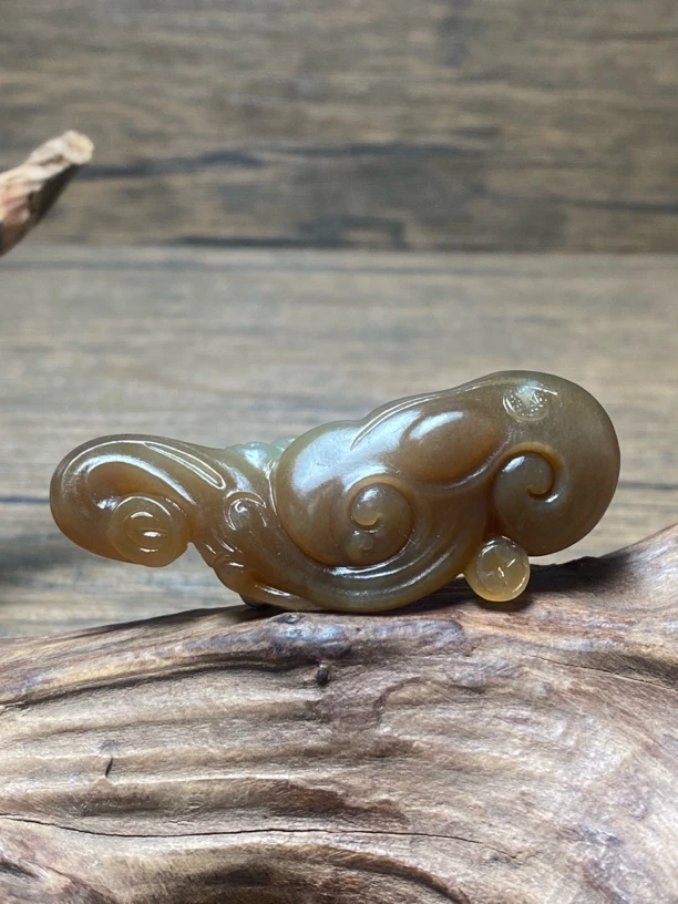 新疆和田玉且末糖《如意》吊坠 尺寸：61/24.1/10.9mm 重量：18.9g