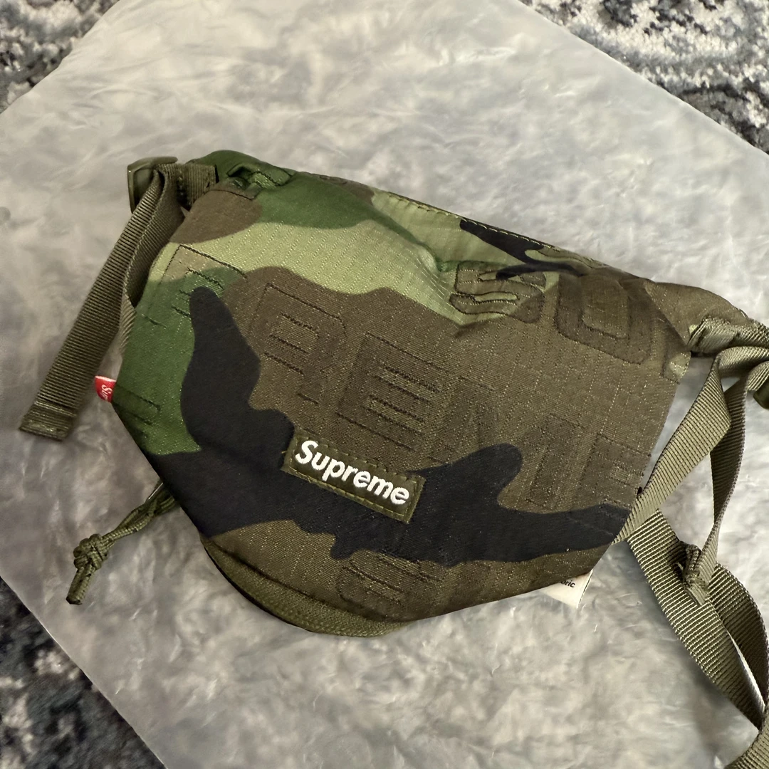 supreme迷彩绿水桶包 【直播样品，包装丢了，介意勿拍】