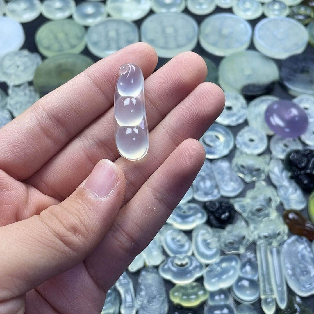 岫玉未镶嵌颈饰豆子