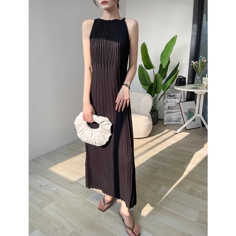 黑色连衣裙女2025新款夏季针织无袖背心裙高级感褶皱宽松长款裙子