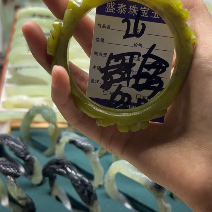蛇纹石玉未镶嵌手镯