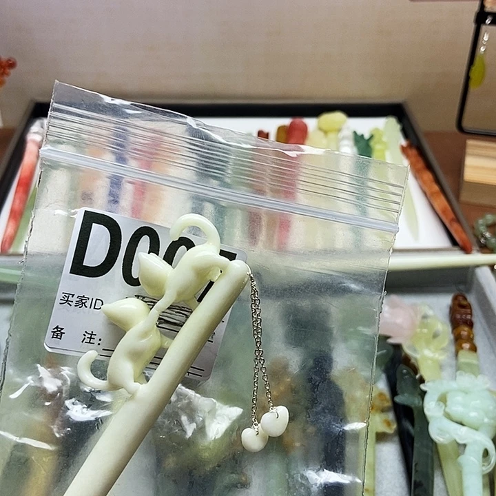 烦***O蛇纹石玉未镶嵌耳饰