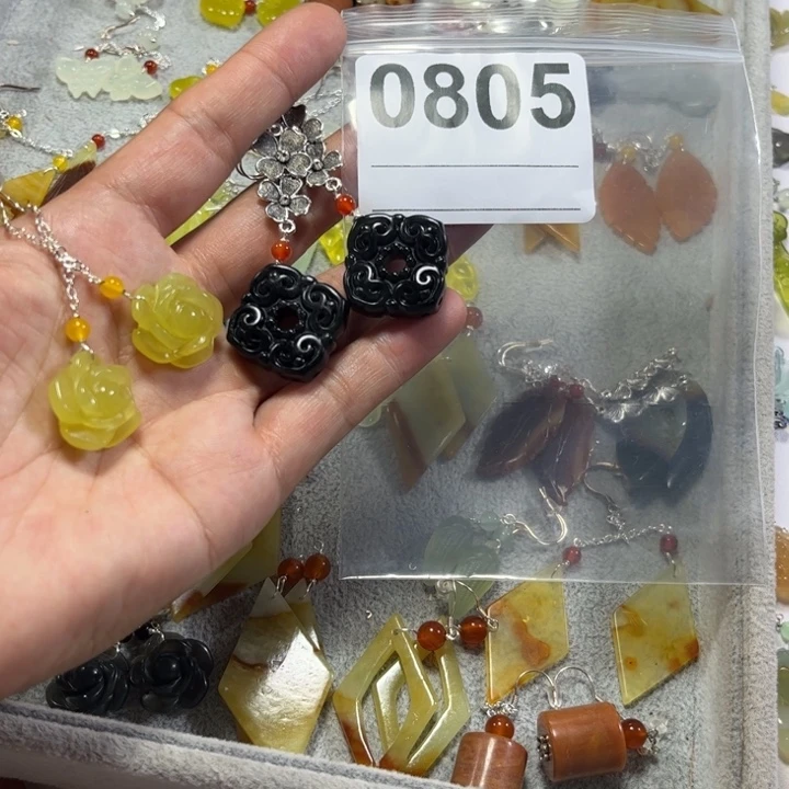 致****合金蛇纹石玉耳饰