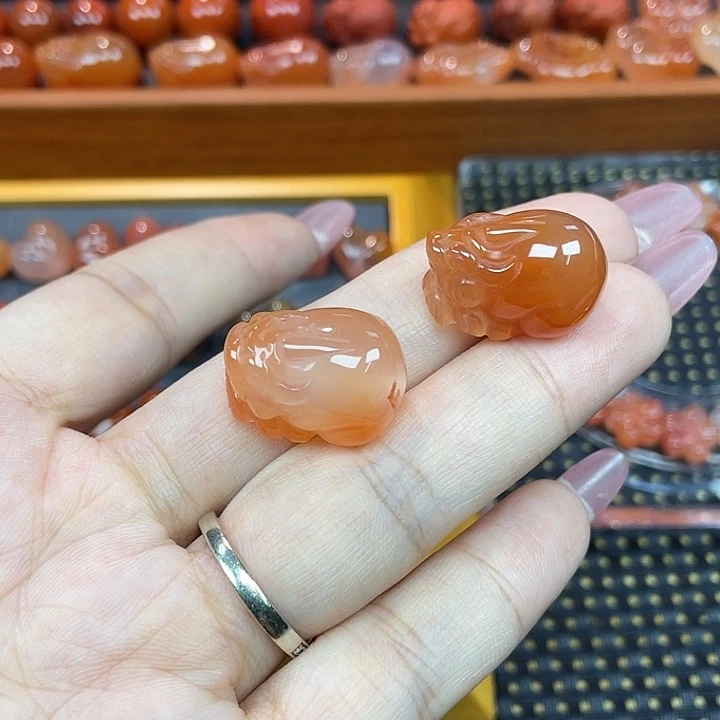 南红玛瑙足铂镶嵌颈饰貔貅