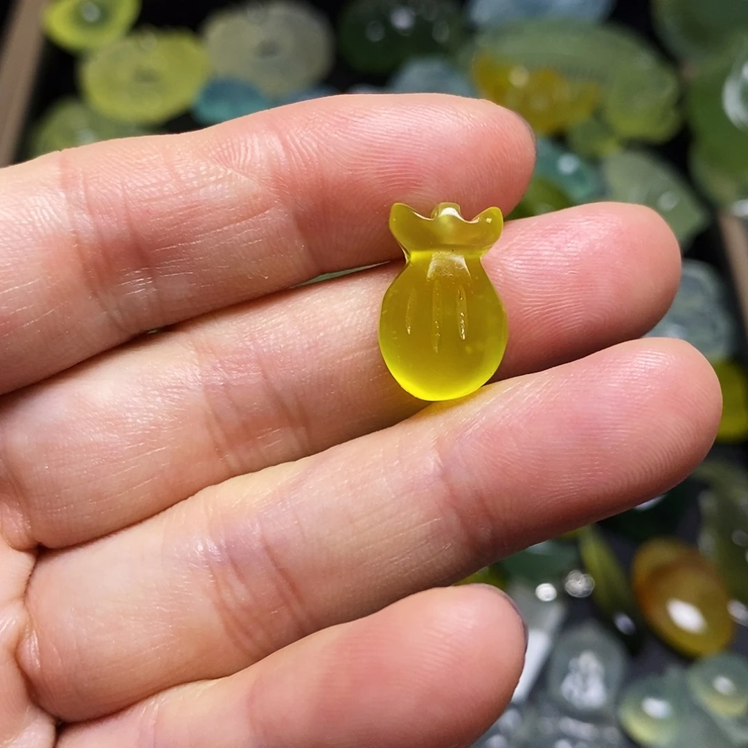 蛇纹石玉未镶嵌颈饰随机发送一个