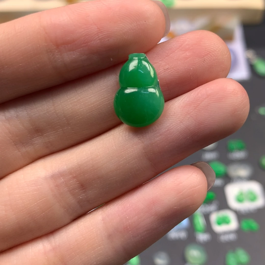 翡翠未镶嵌颈饰葫芦