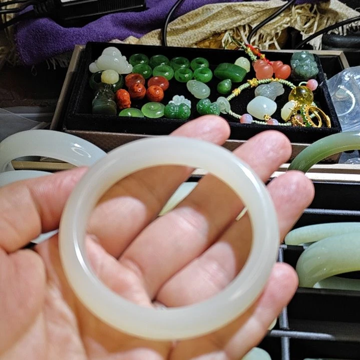 石英质玉手镯未镶嵌
