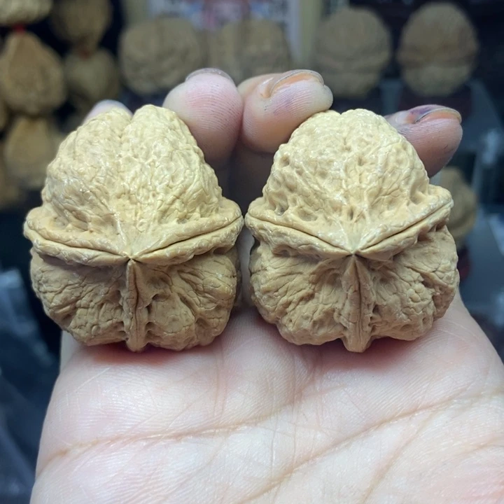 文玩核桃吊坠9有沙眼不退不换