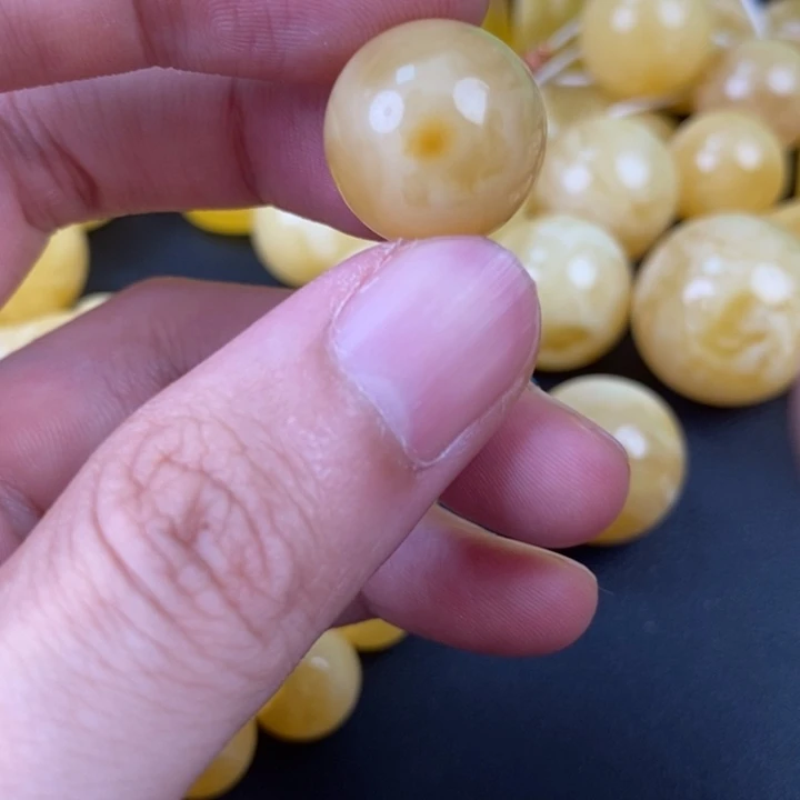 未镶嵌琥珀裸石微瑕26