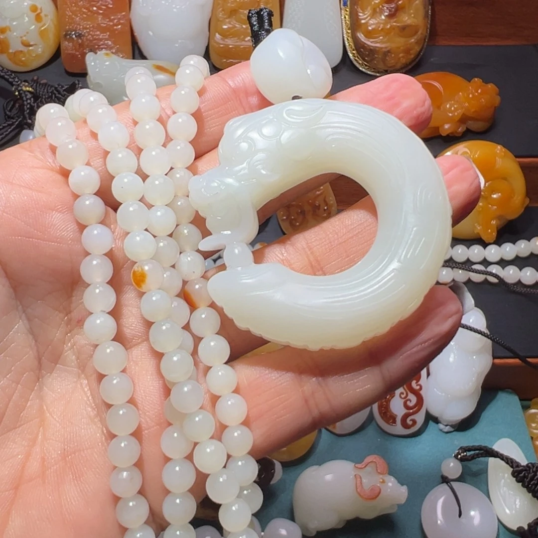 一***雨和田玉未镶嵌颈饰