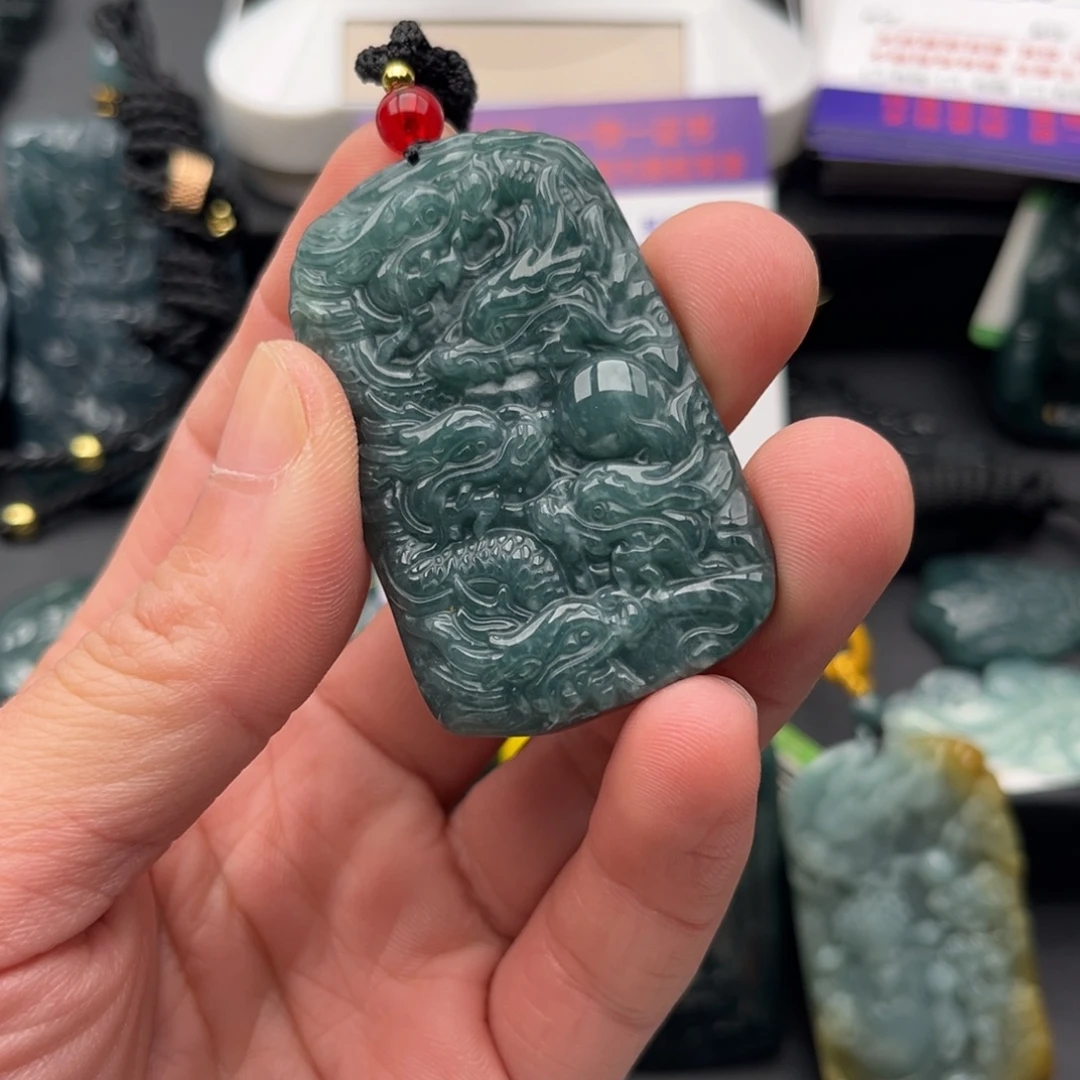 翡翠未镶嵌颈饰九龙有瑕疵