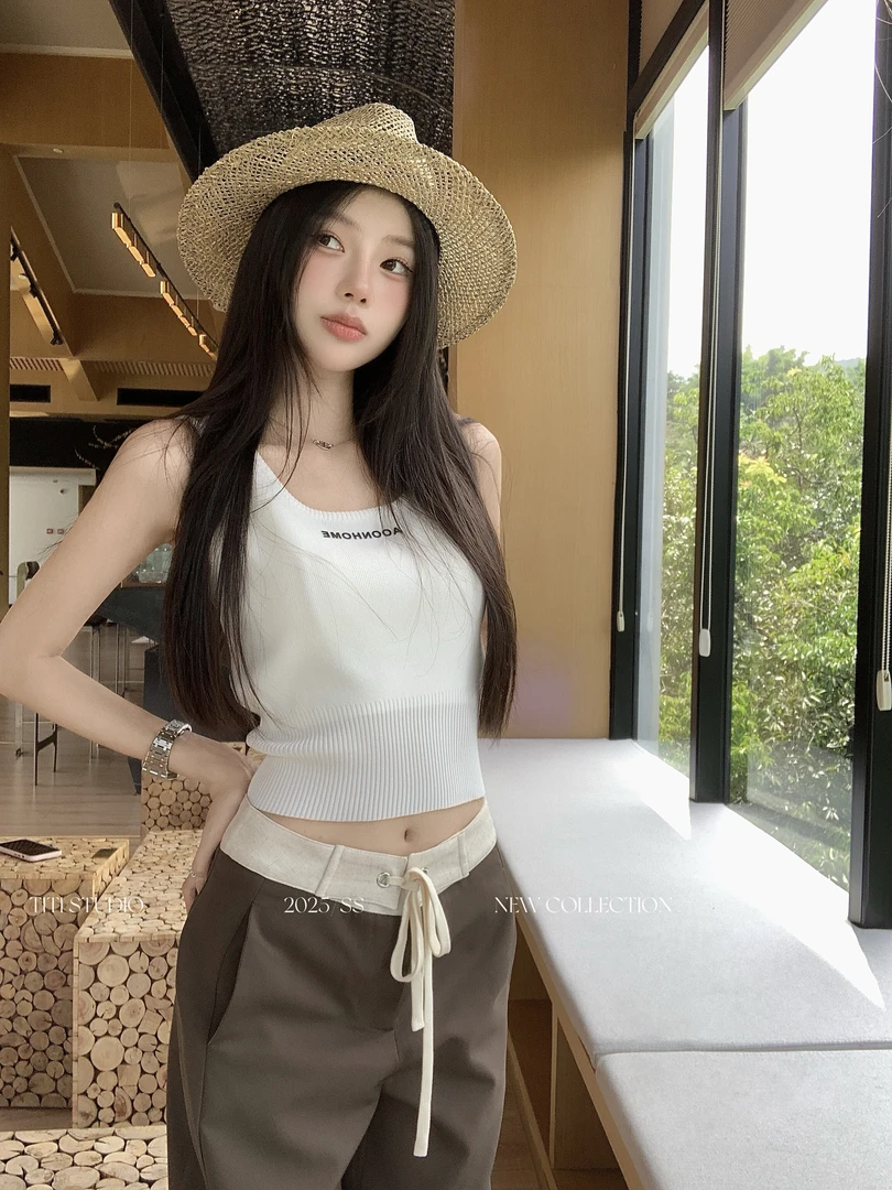 TITI - STUDIO“质感穿搭”极简白色方领弹力字母背心棕色休闲裤