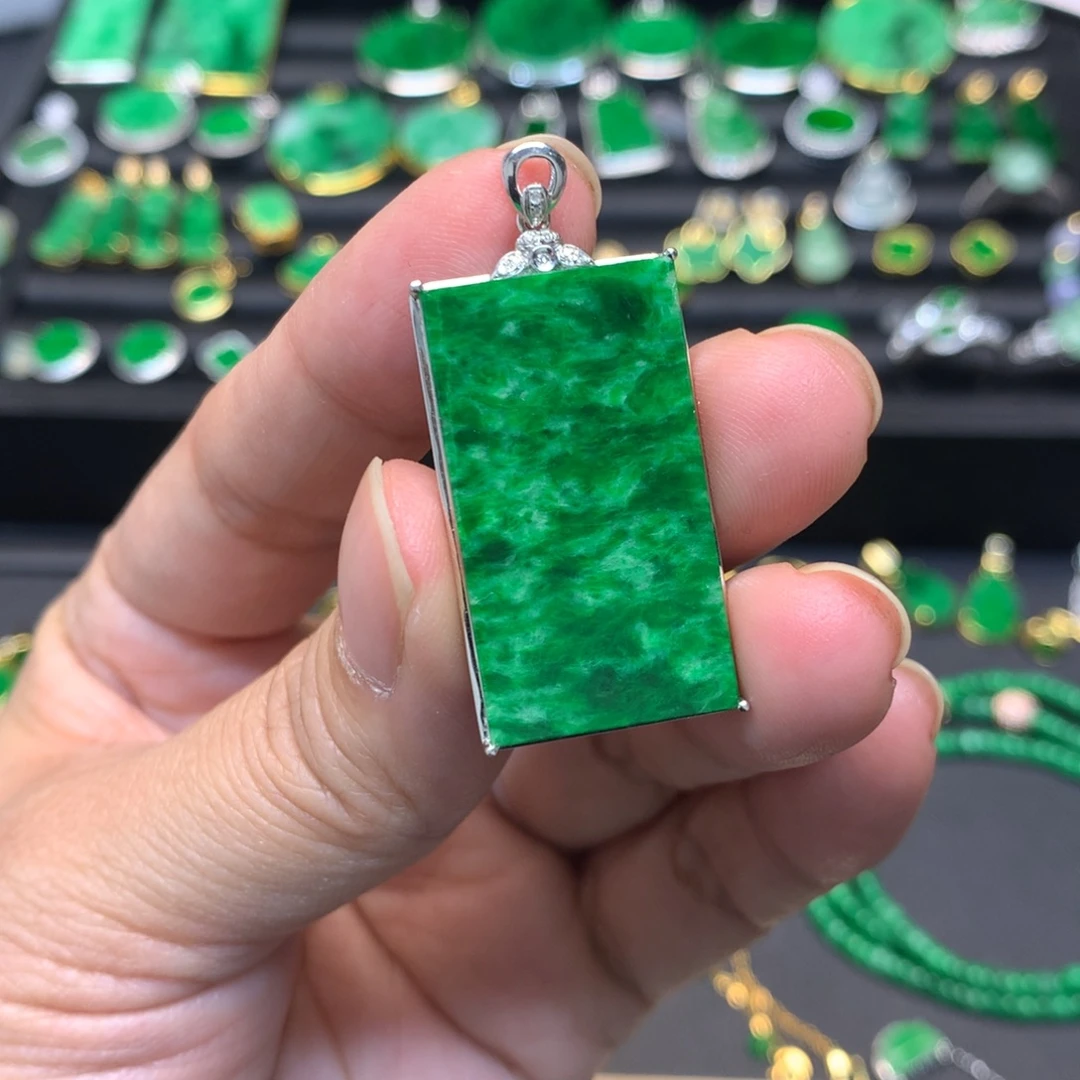 翡翠18K金镶嵌颈饰有纹裂