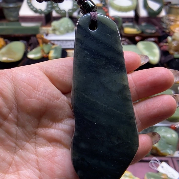 未镶嵌岫岩老玉（透闪石质玉）把件
