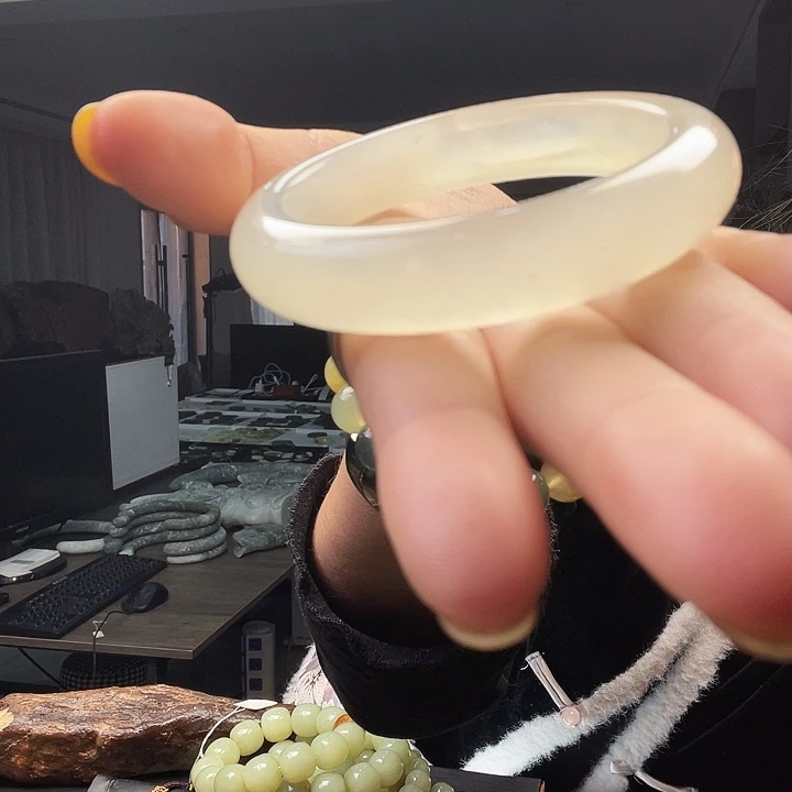 软玉未镶嵌手镯镶嵌的手镯