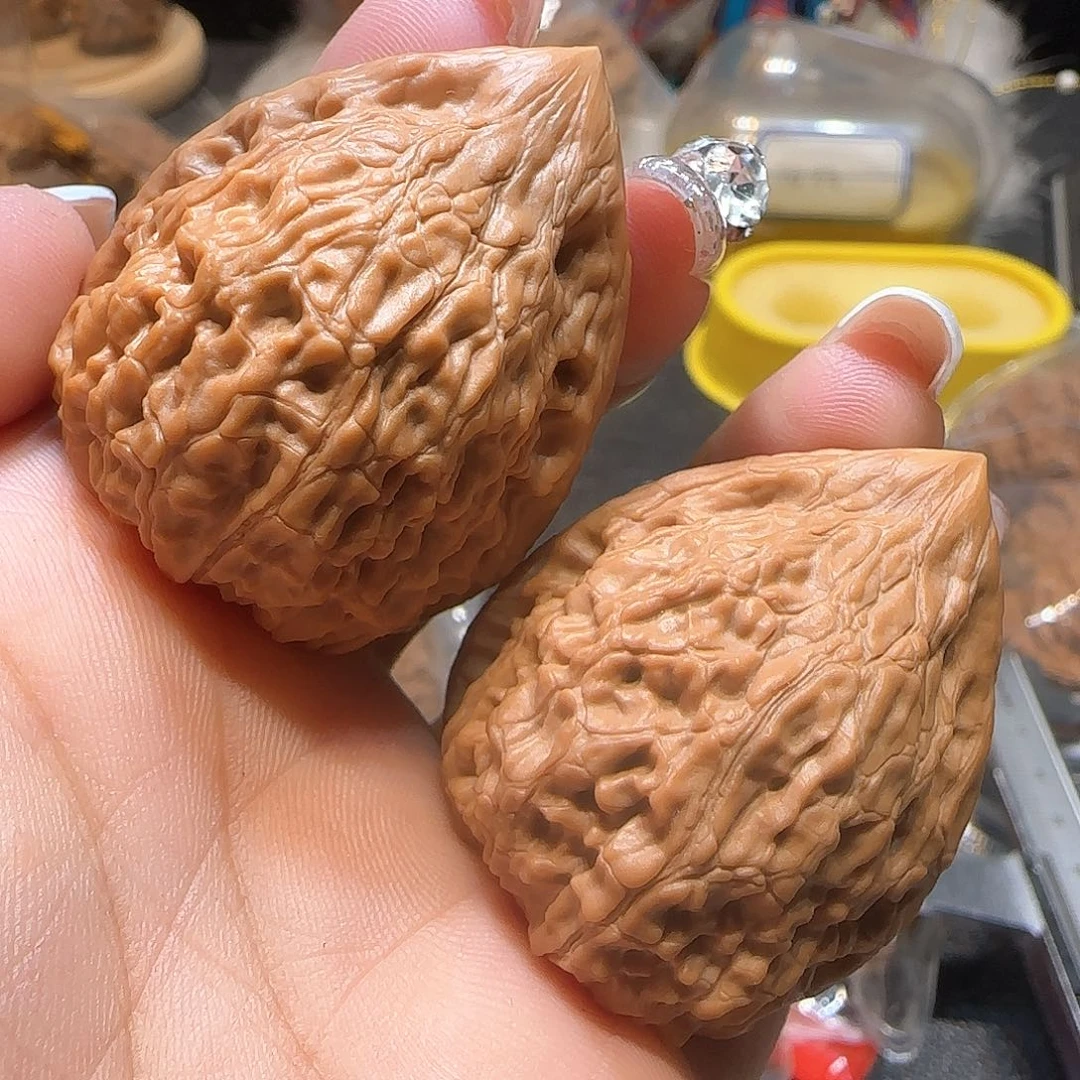 文玩核桃吊坠一****。36.5蛇王一抹红