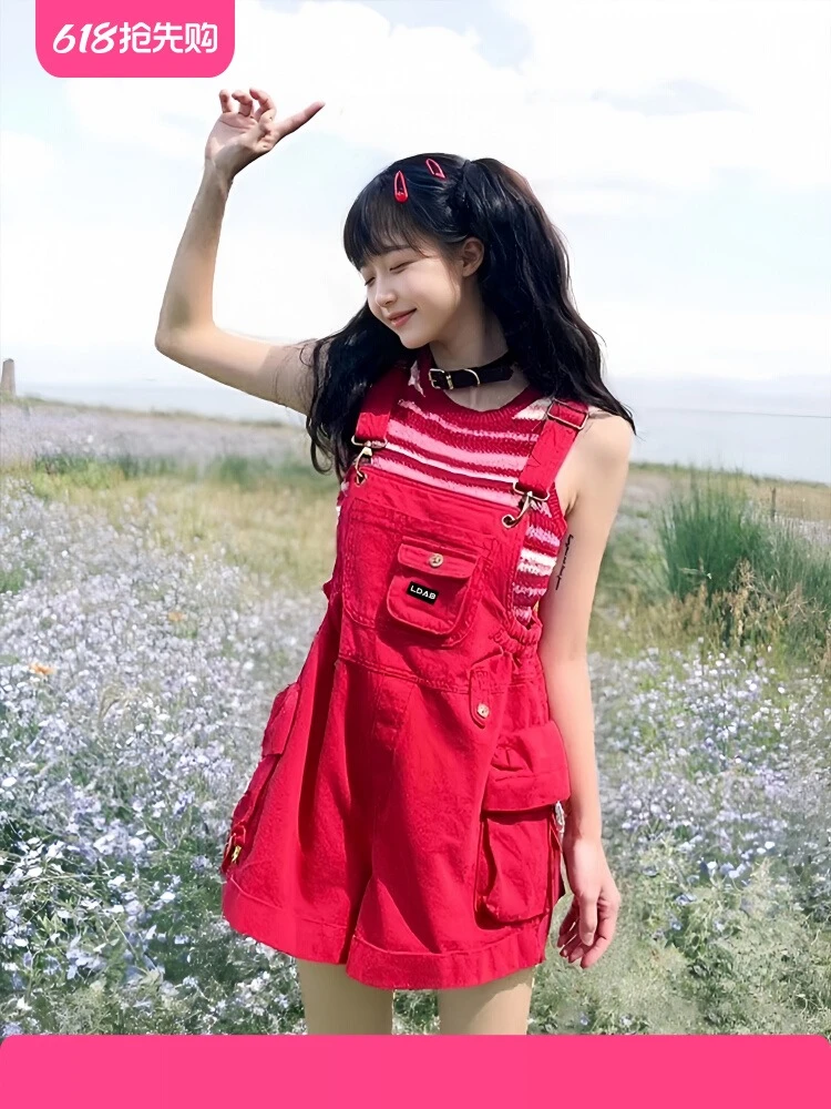 学院风红色工装背带短裤女2025夏新款小个子多巴胺美式粉色背带裤