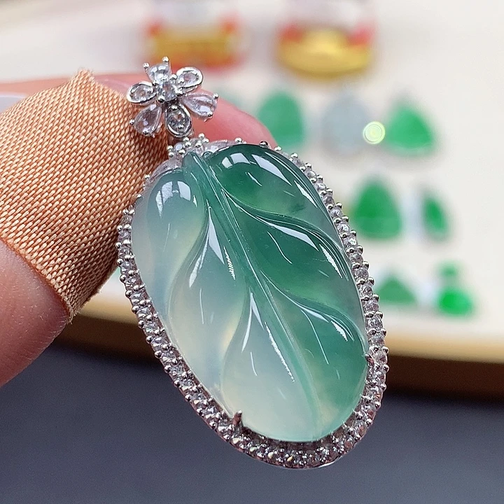 翡翠18K金镶嵌颈饰