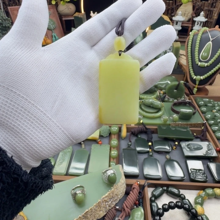 岫岩老玉（透闪石质玉）未镶嵌颈饰