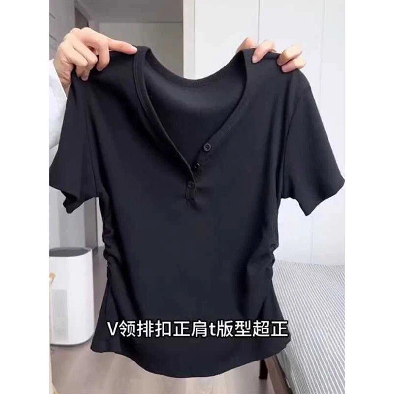特大码200斤辣妹小众V领排扣褶皱收腰藏肉短袖t恤女夏季薄款上衣