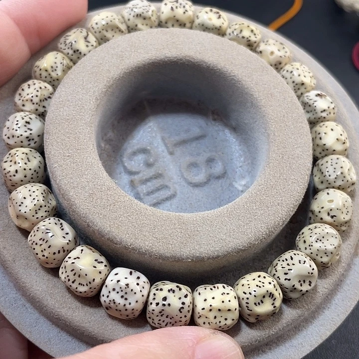 吊坠星月菩提雕刻圆桶无相手串