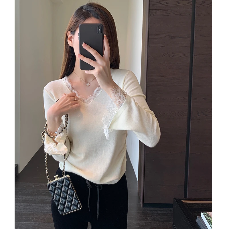 法式蕾丝v领打底衫长袖女秋冬喇叭袖上衣高级感针织毛衣搭阔腿裤