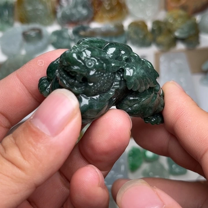 翡翠未镶嵌颈饰飞天貔貅