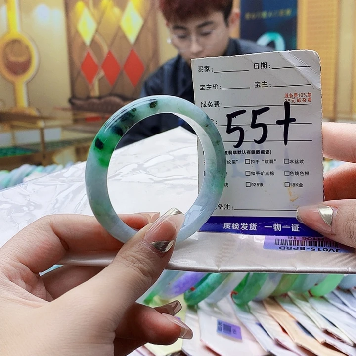 翡翠未镶嵌手镯900……