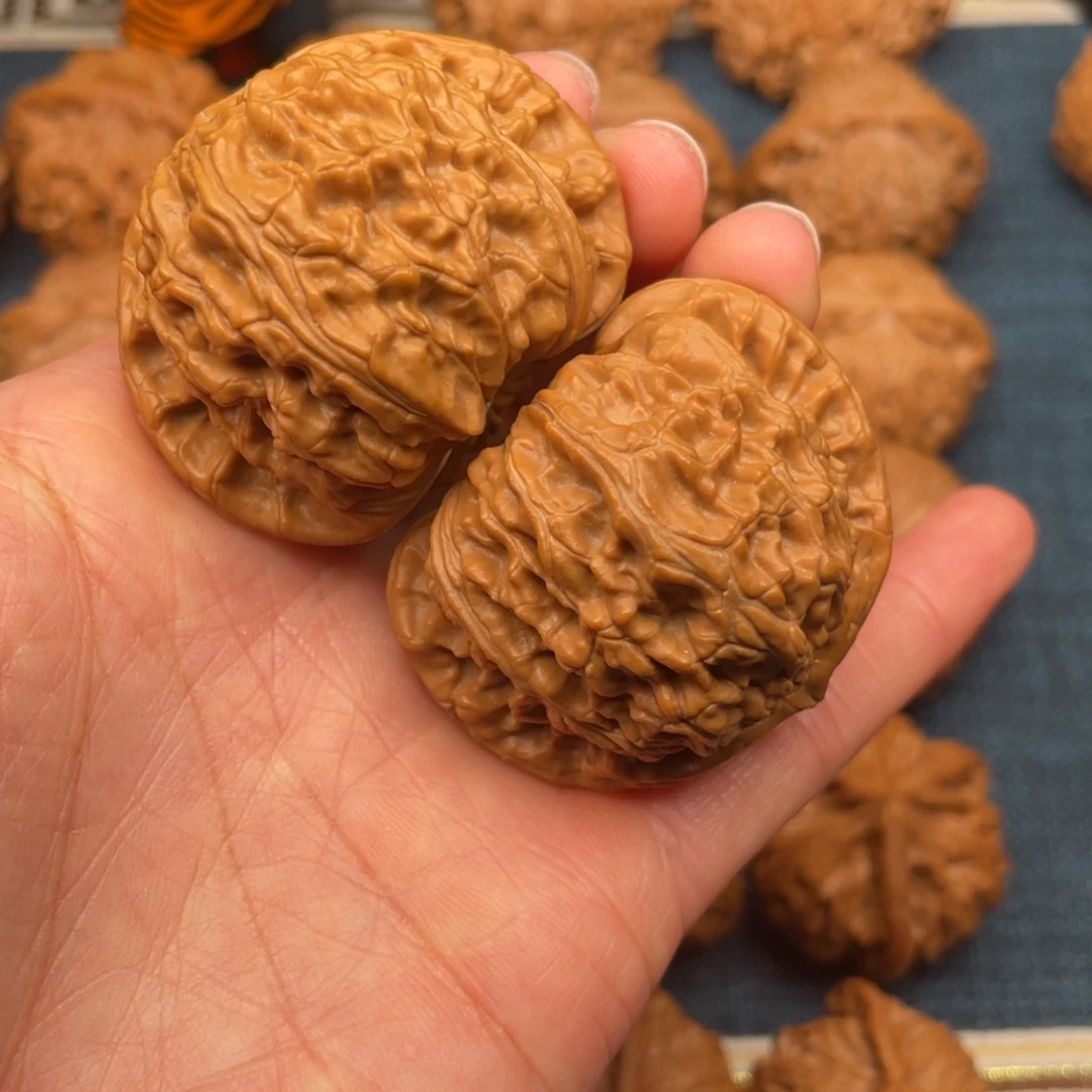 -***-文玩核桃把件46球白