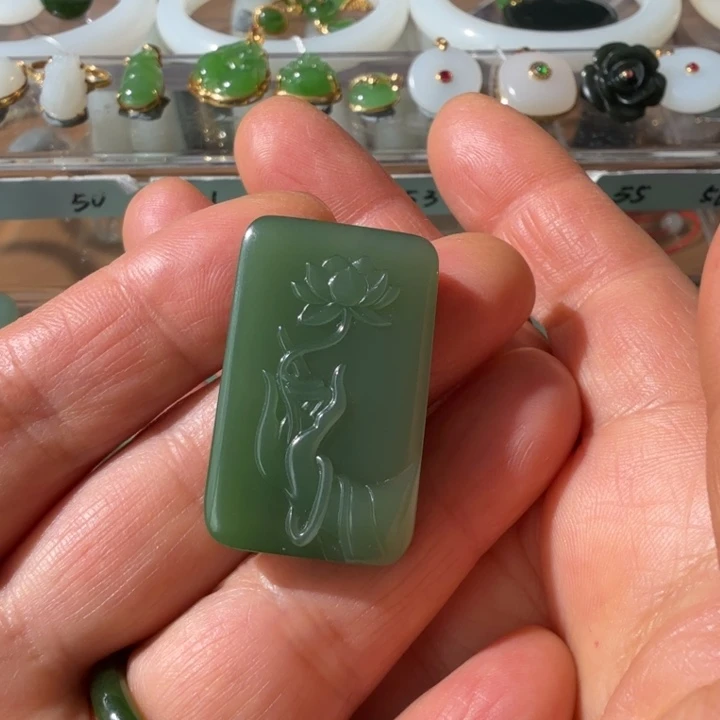 和田玉颈饰未镶嵌洋*海俄碧天花板粉青