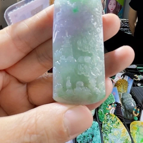 翡翠未镶嵌颈饰一个