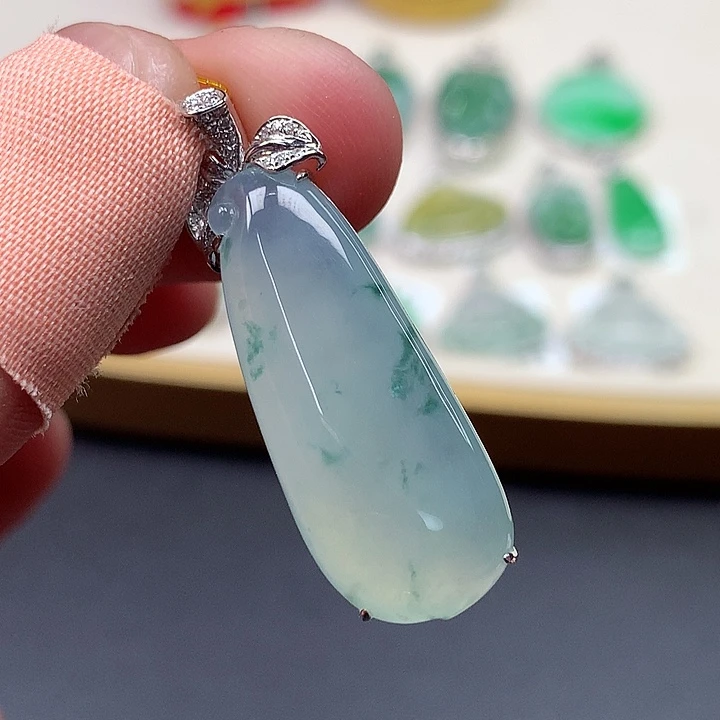 翡翠18K金镶嵌颈饰