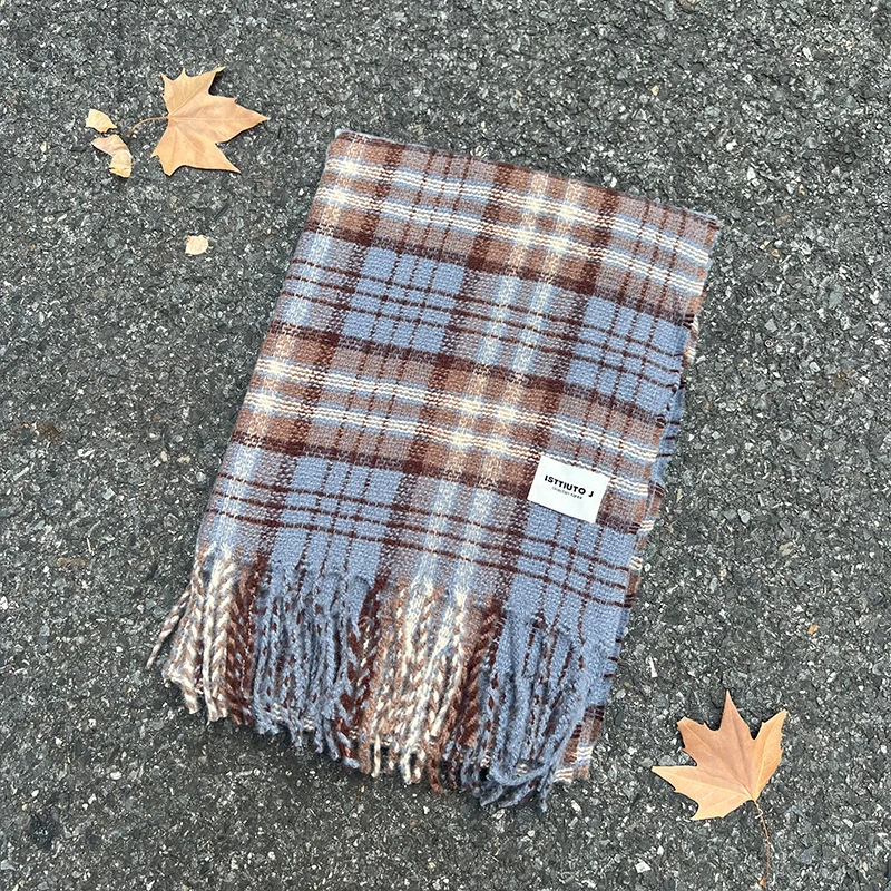新款格子围巾女秋冬韩系氛围感仿羊绒披肩轻奢高级感轻松熊围巾