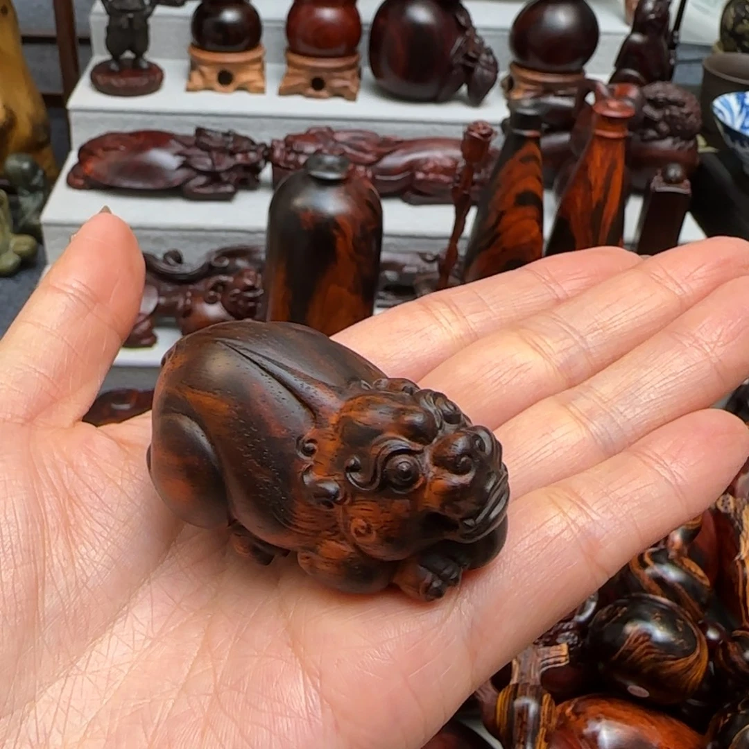木用****2大红酸枝雕刻貔貅把件