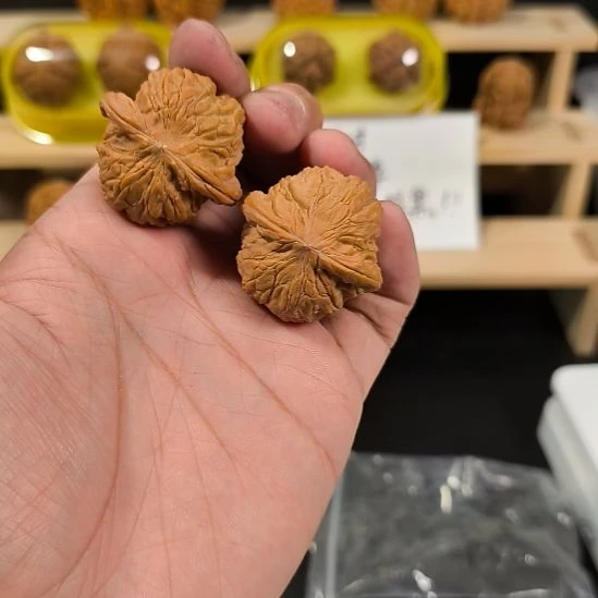 用***镜吊坠文玩核桃磨盘有黄点