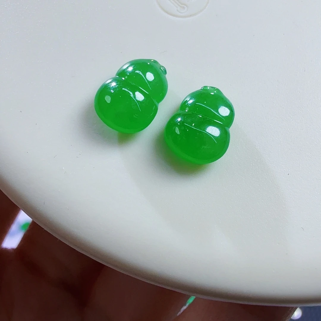 翡翠未镶嵌颈饰葫芦一对