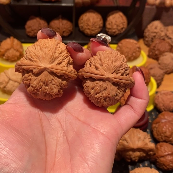 文玩核桃吊坠白狮子39