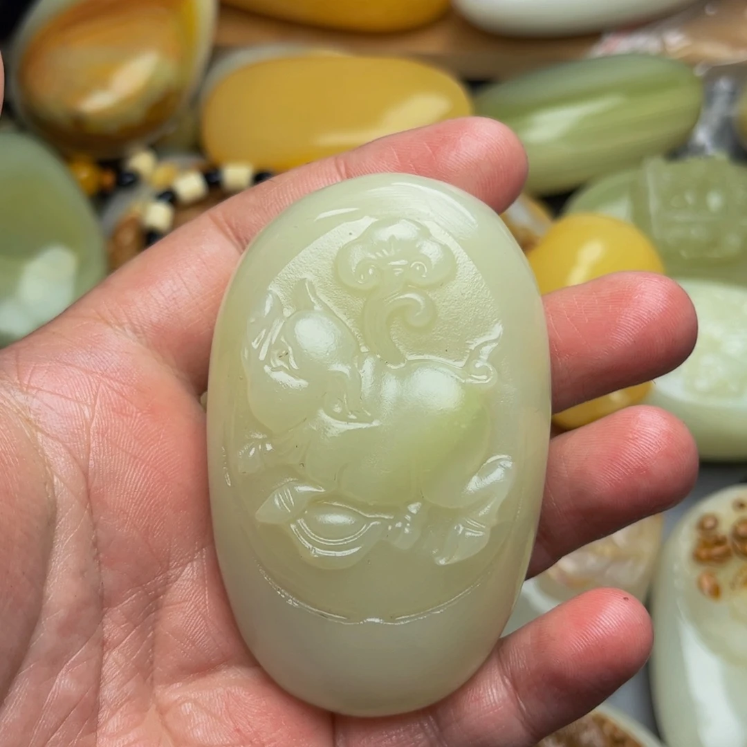 朗***)石材方解石手把件