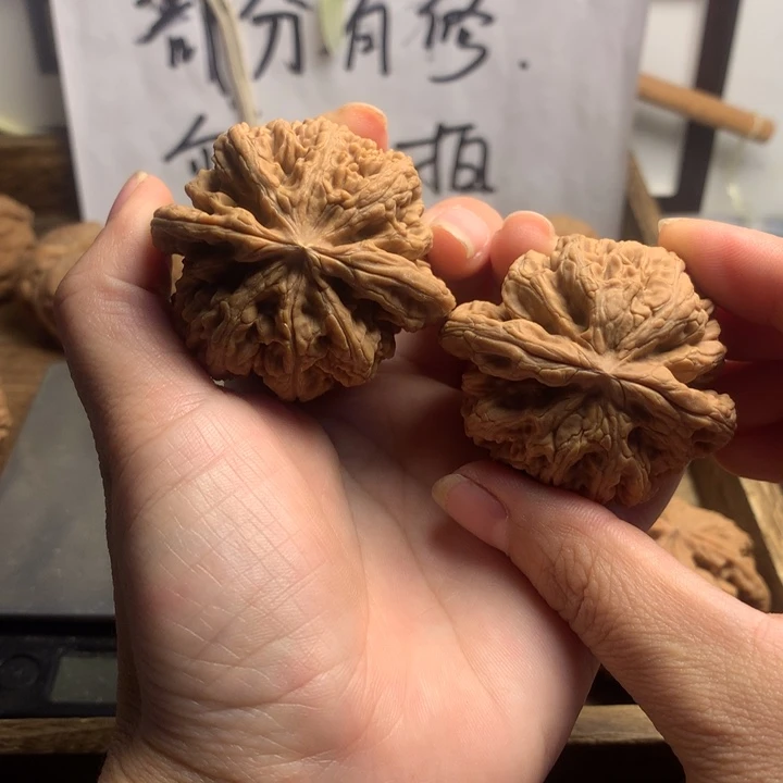 吊坠文玩核桃?****?粗筋