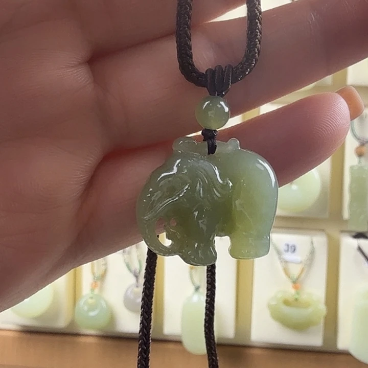 晴***蓝和田玉未镶嵌颈饰